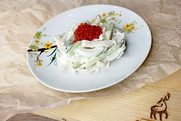 Царский салат с кальмаром и красной икрой