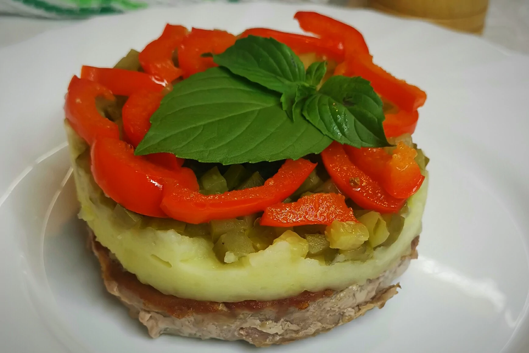 Медальоны из тунца на овощной подушке
