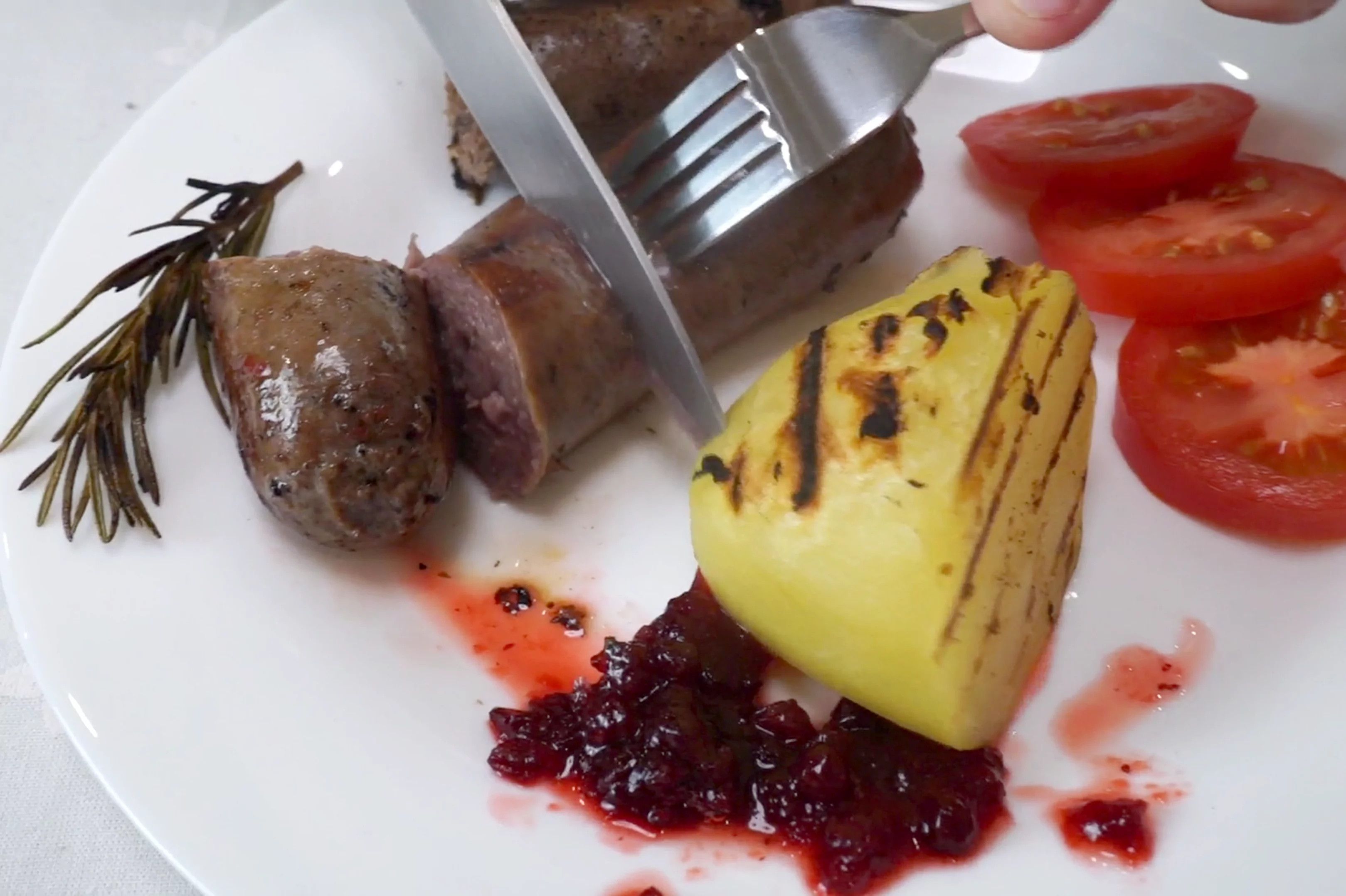 Как вкусно пожарить купаты в домашних условиях