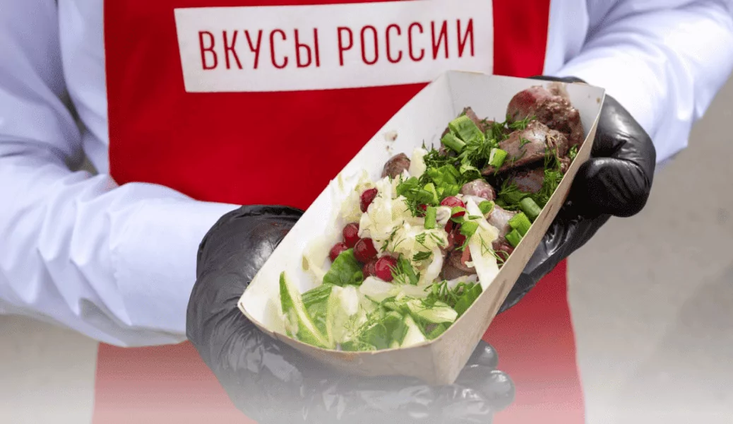 Колбаски из мяса оленя с квашеной капустой, брусникой и малосолёными огурцами