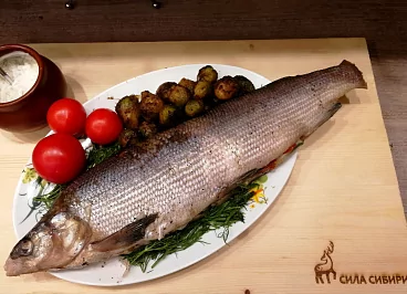 Муксун, запеченный целиком в духовке