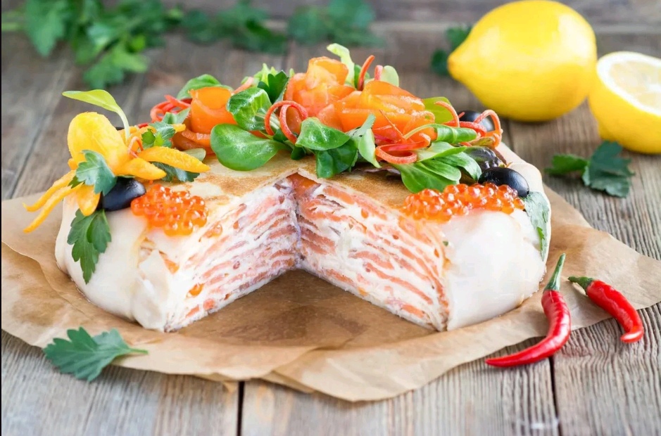 Блинный торт с рыбой и красной икрой